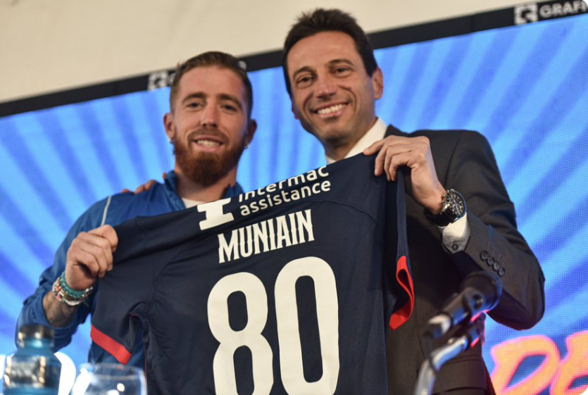 Iker Muniain posa con su nueva camiseta de San Lorenzo de Almagro.