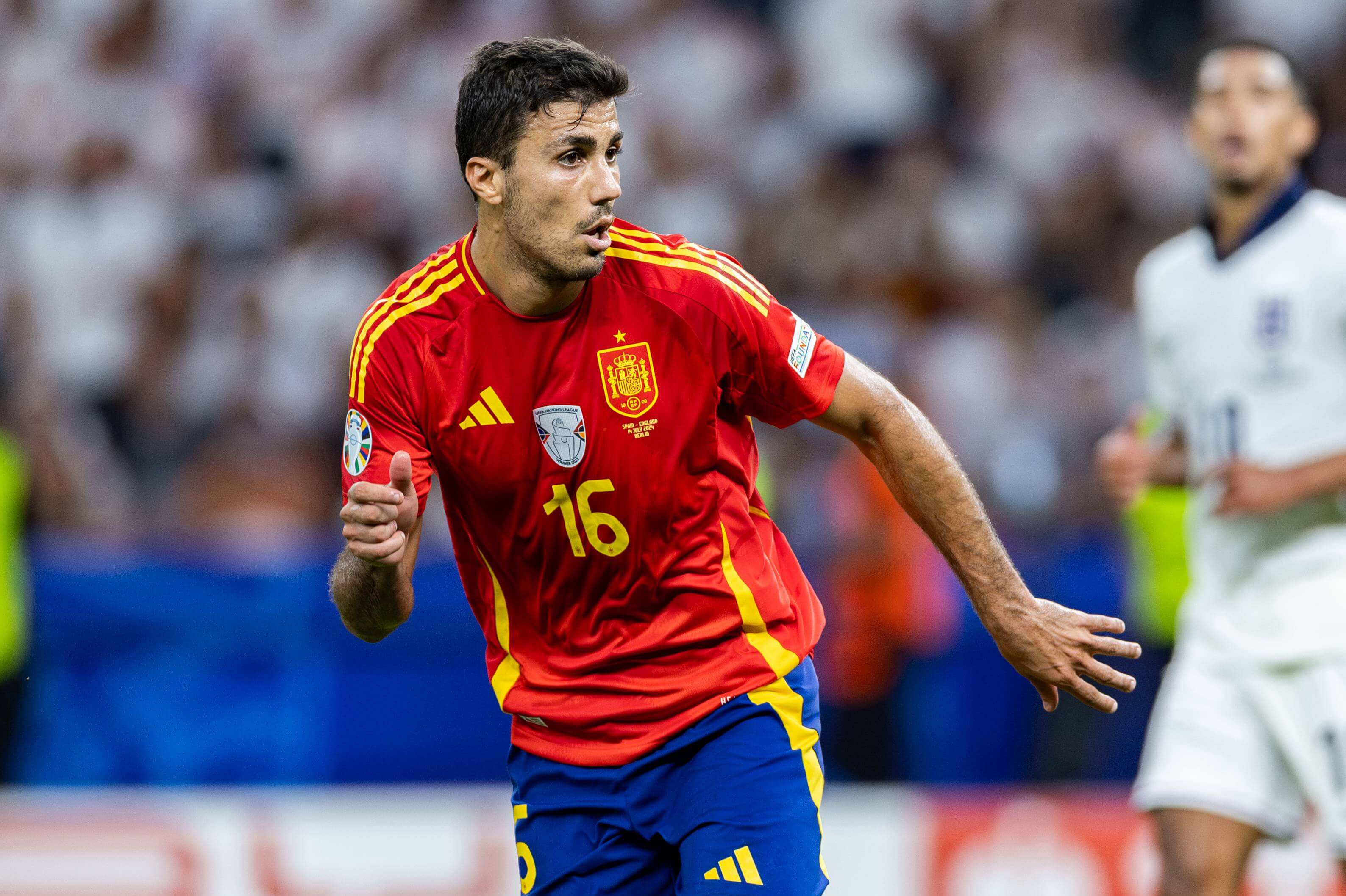 Rodri Hernández levanta el título de Nations League. (Foto: Cordon Press).