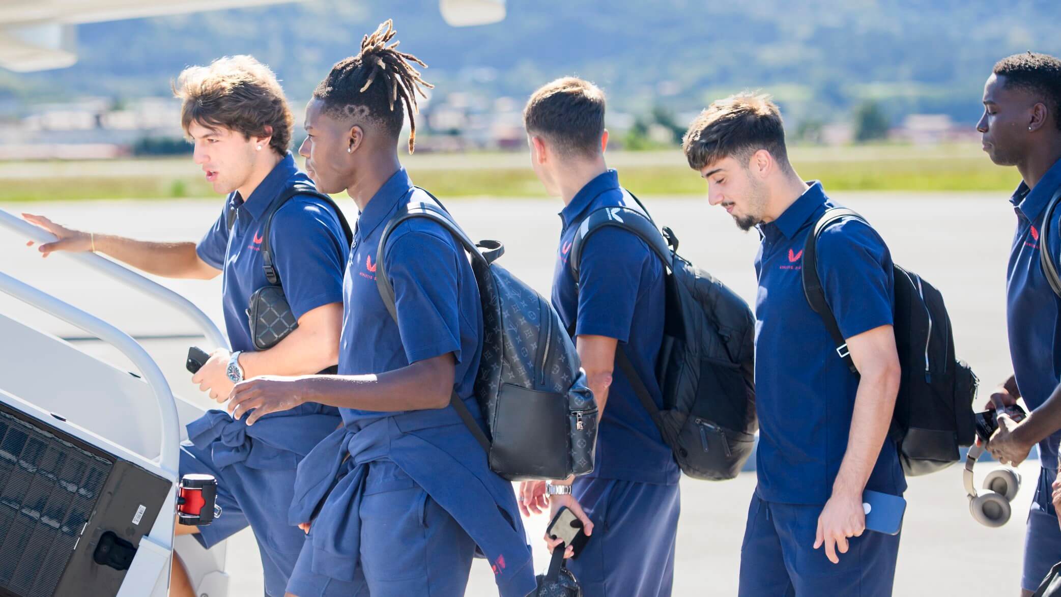 Nico Williams y sus compañeros toman el avión (Foto: Athletic Club).