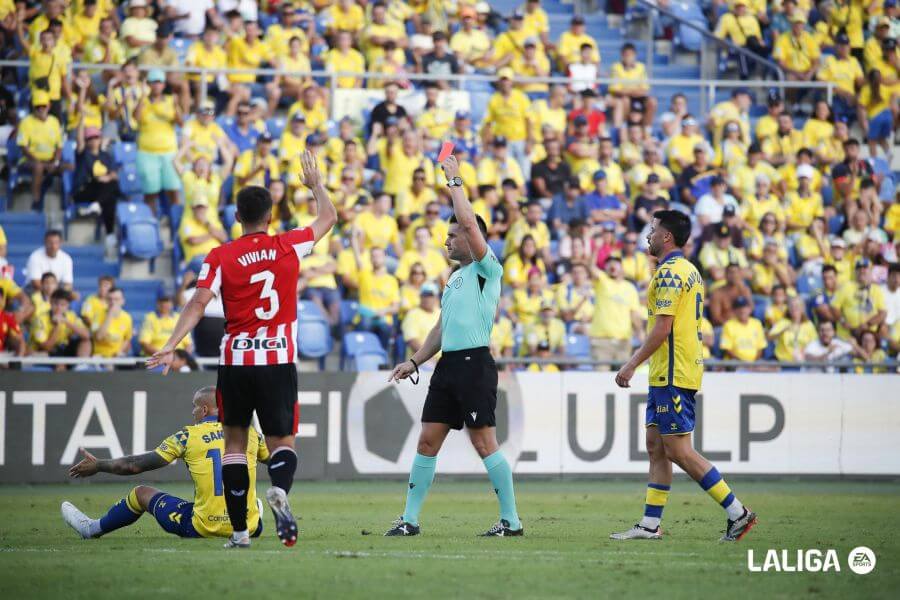 Roja a Mikel Jauregizar ante la UD Las Palmas (Foto: LaLiga).