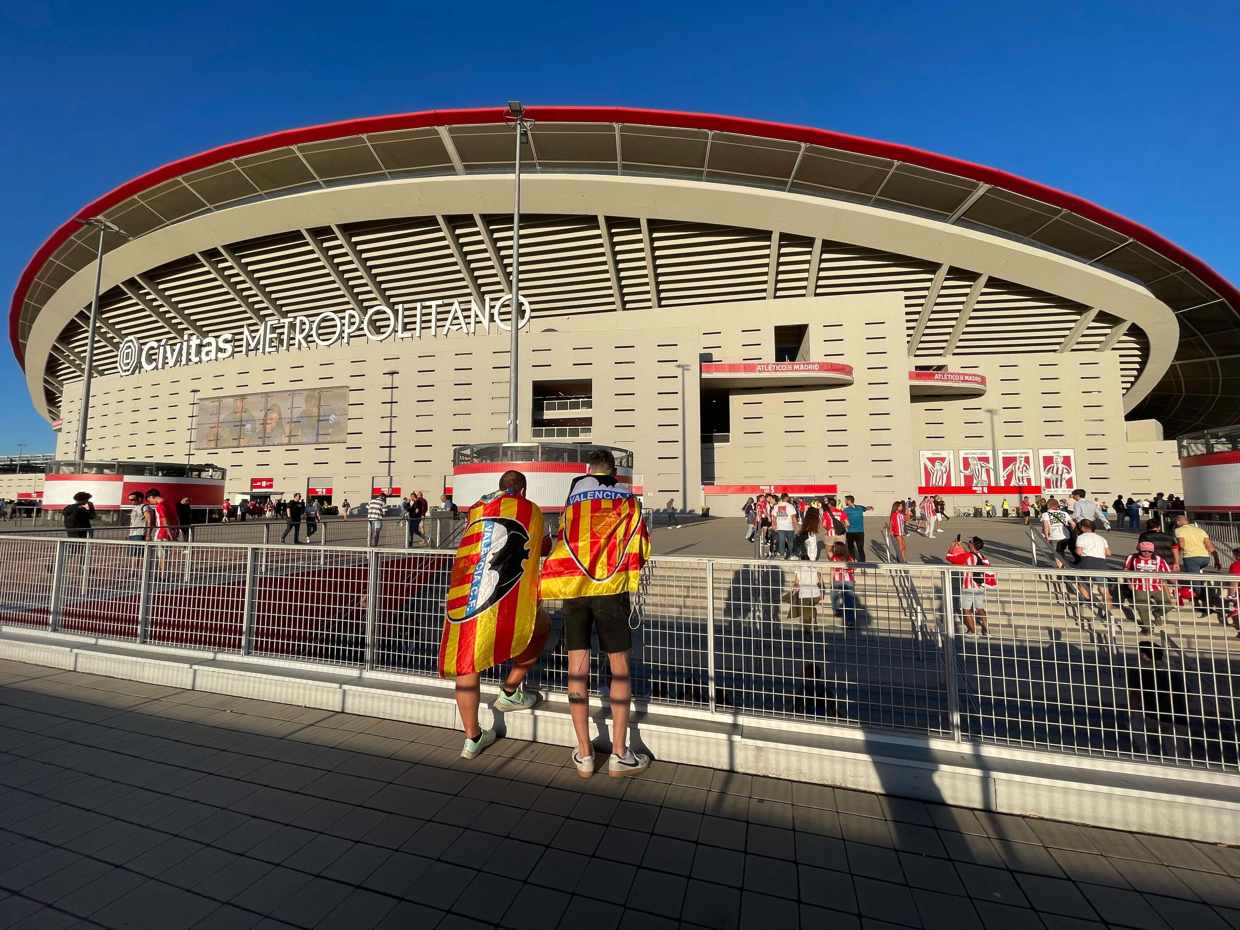 Aficionados del Valencia CF se acercan al estadio