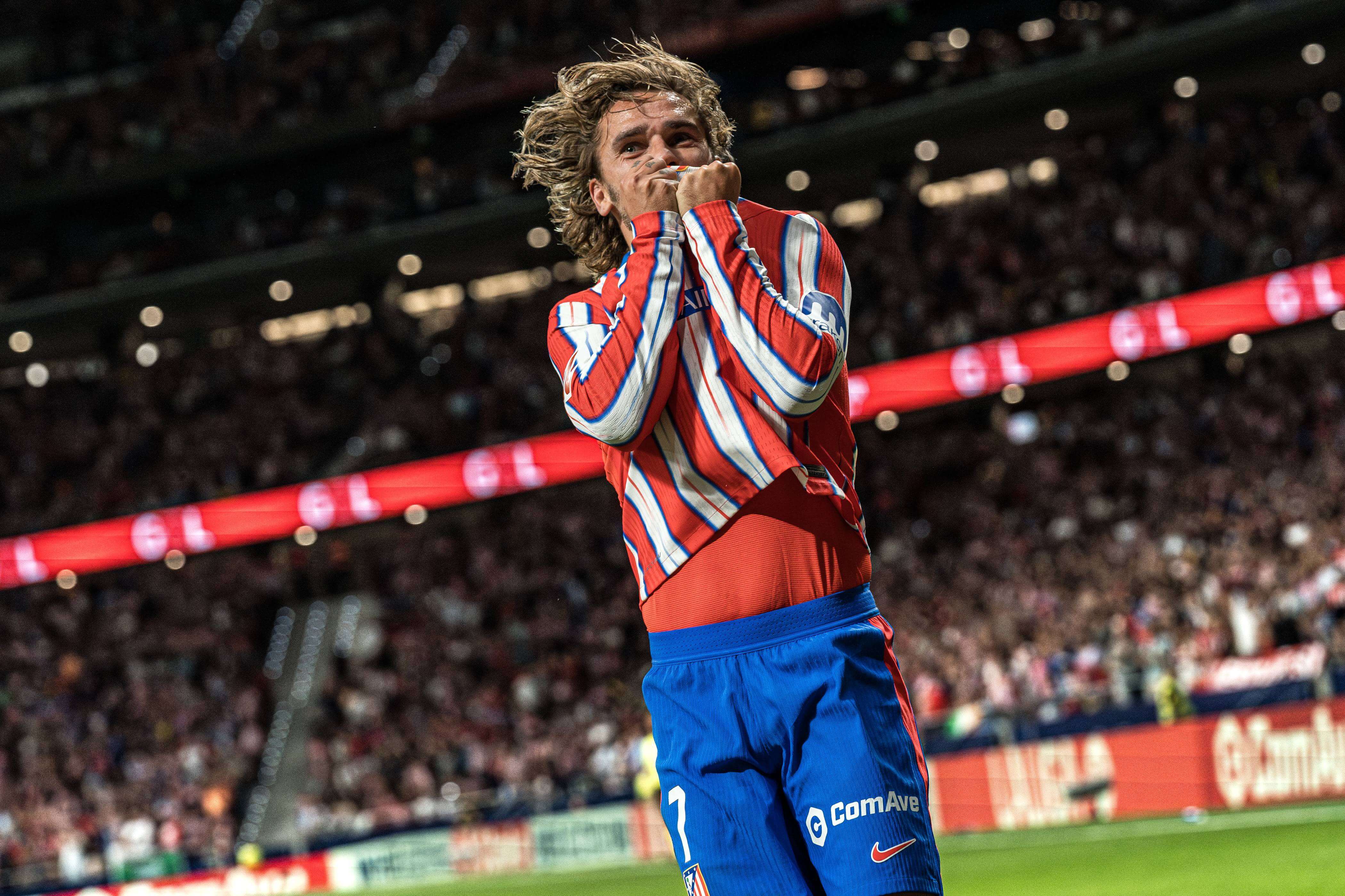 Antoine Griezmann celebra un gol con el Atlético besándose el escudo (Foto: Cordon Press).