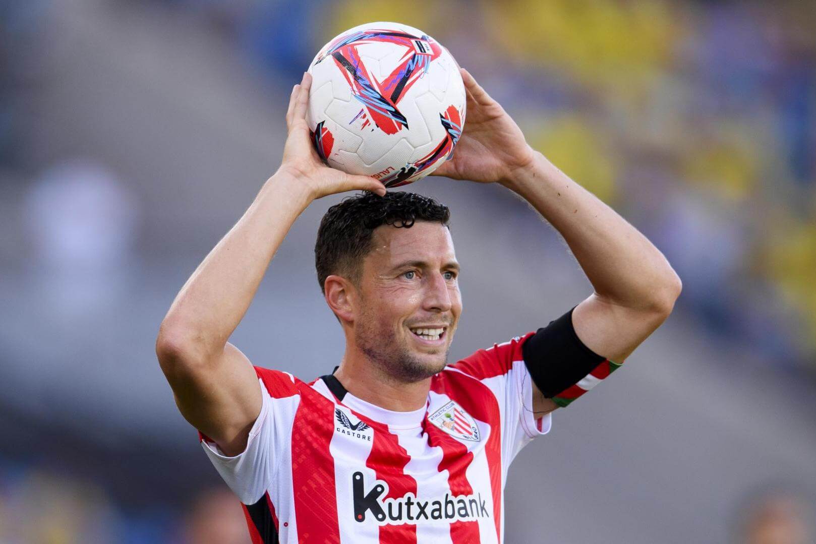 Saque de banda de Oscar de Marcos ante la UD Las Palmas (Foto: Athletic Club).