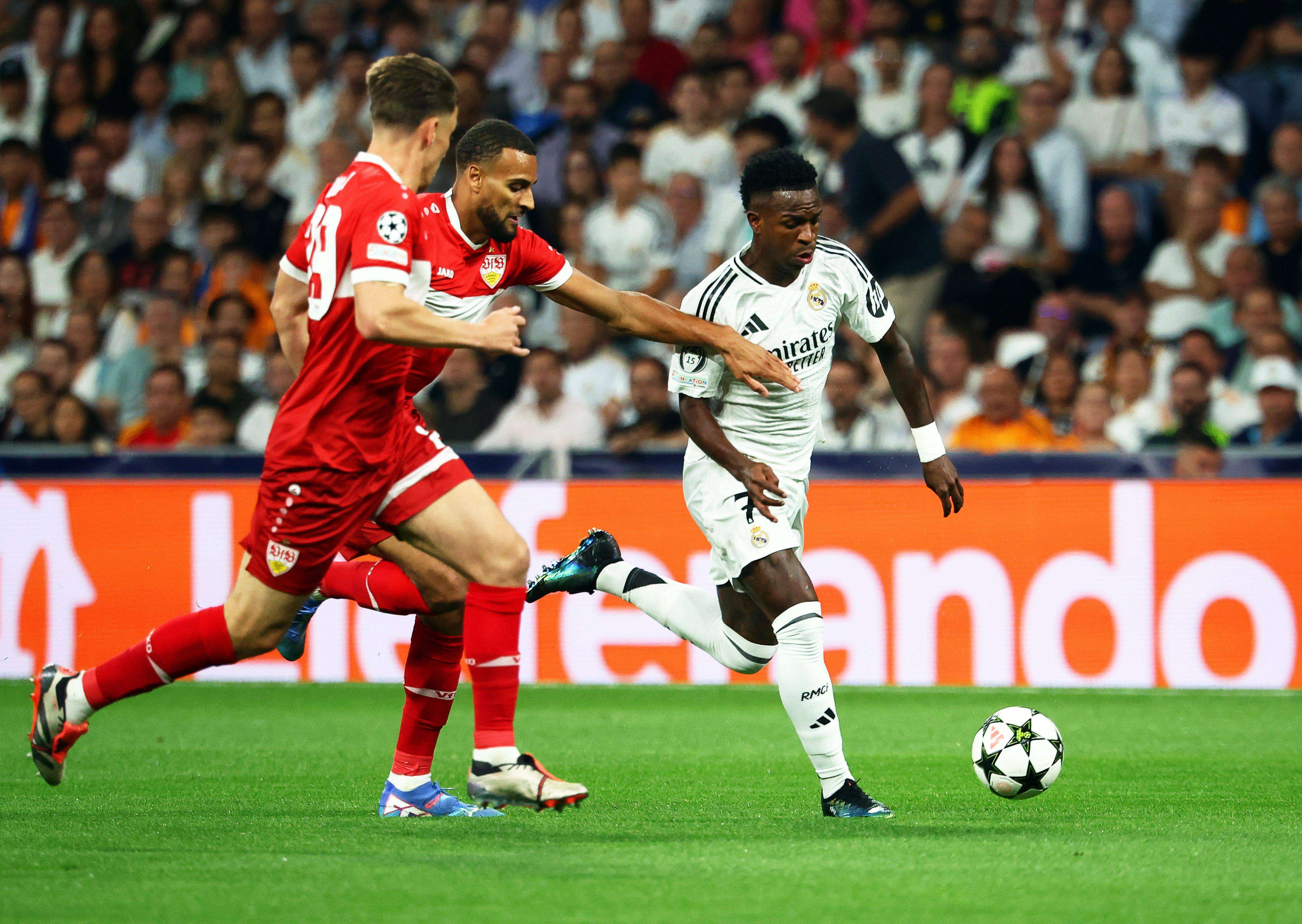 Vinicius conduce un balón en el Real Madrid-Stuttgart (Foto: Cordon Press).