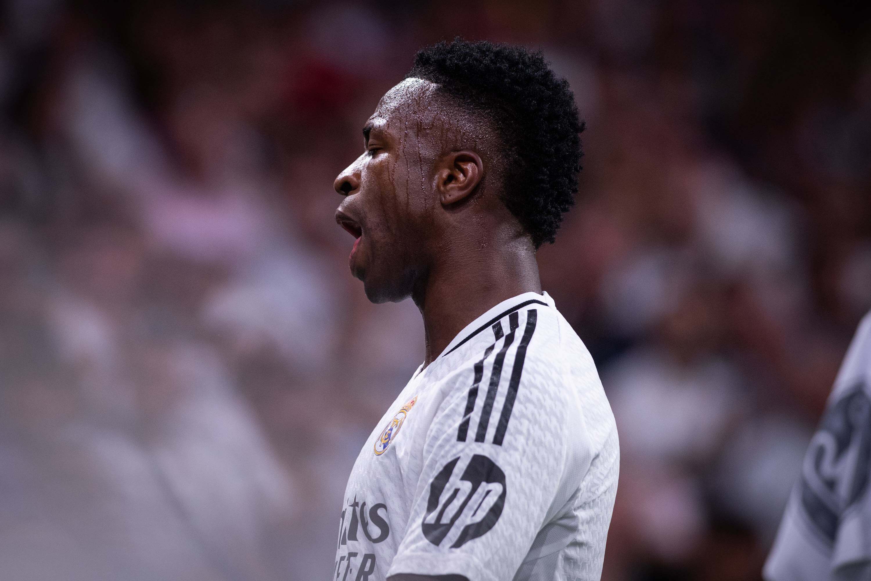 Vinicius Jr. se queja durante el Real Madrid-Stuttgart (Foto: Cordon Press).