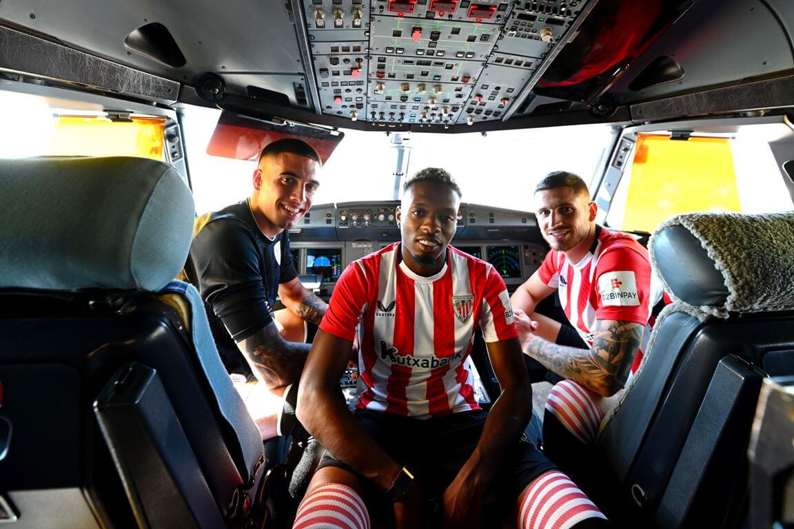 Padilla, Oihan Sancet y Djaló en una cabina de avión (Foto: Athletic club).