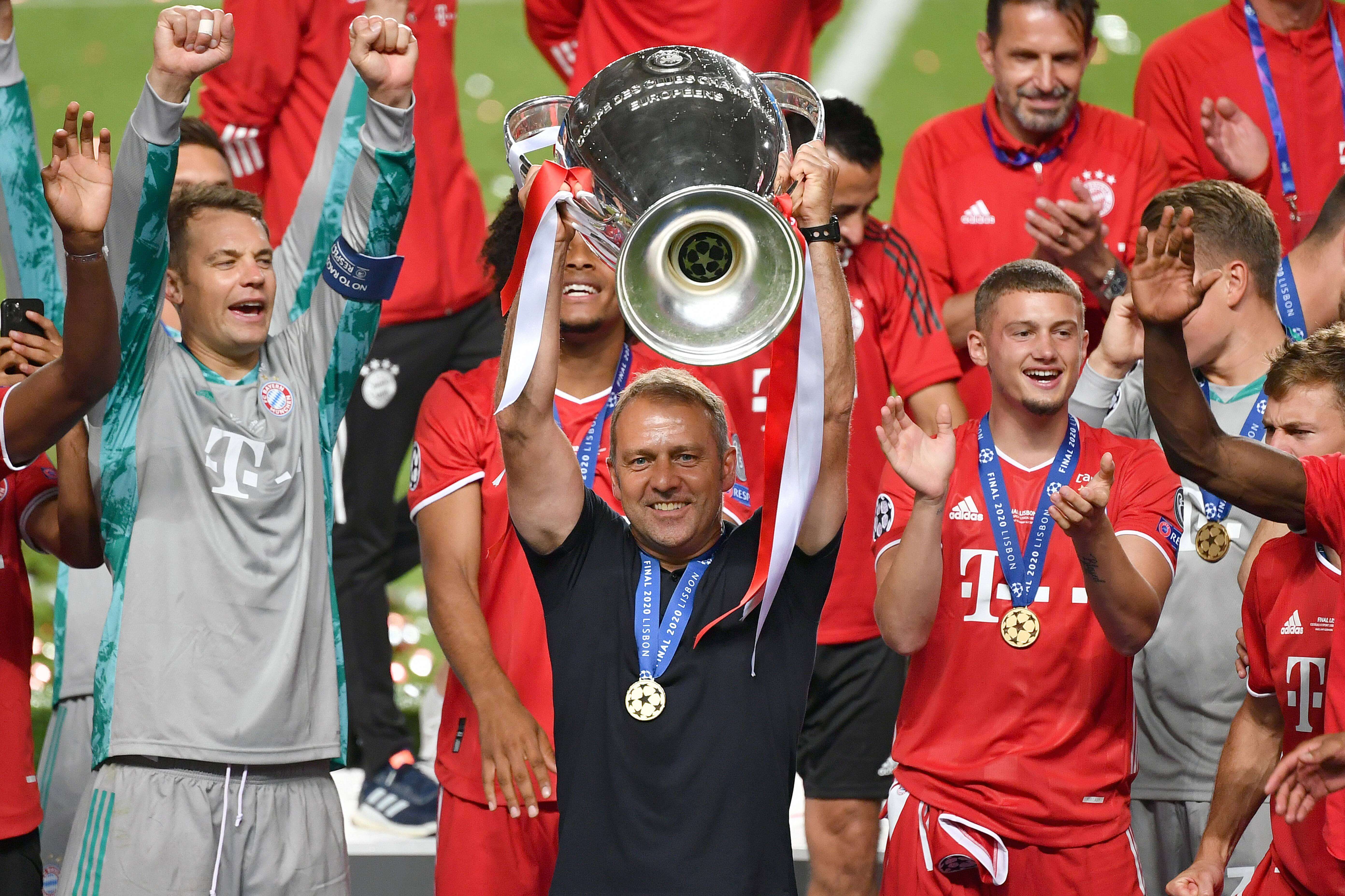 Hansi Flick, con la Champions que ganó en 2020 con el Bayern (Foto: Cordon Press).