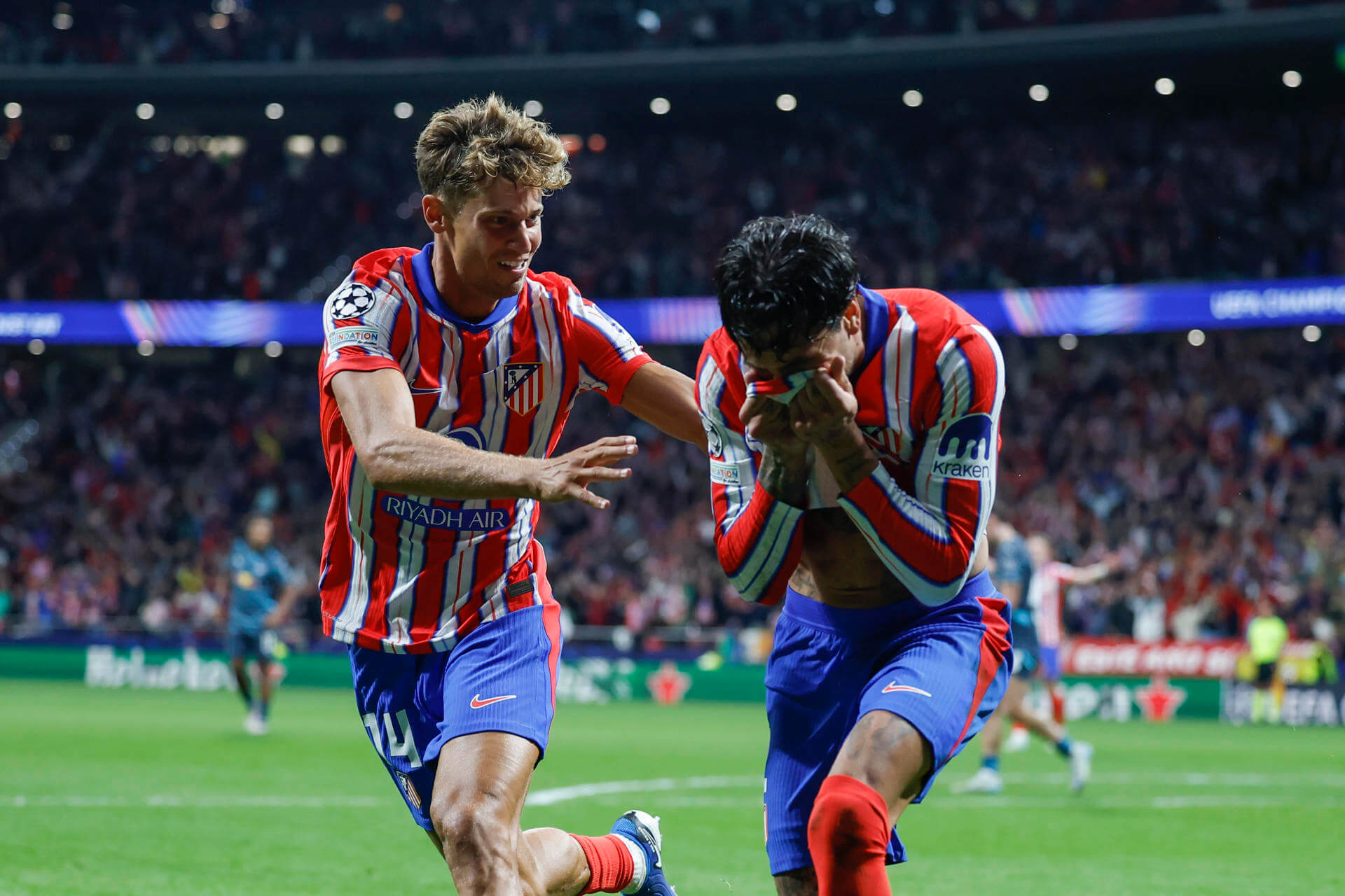 Giménez emocionado tras marcar al Leipzig (Foto: EFE).