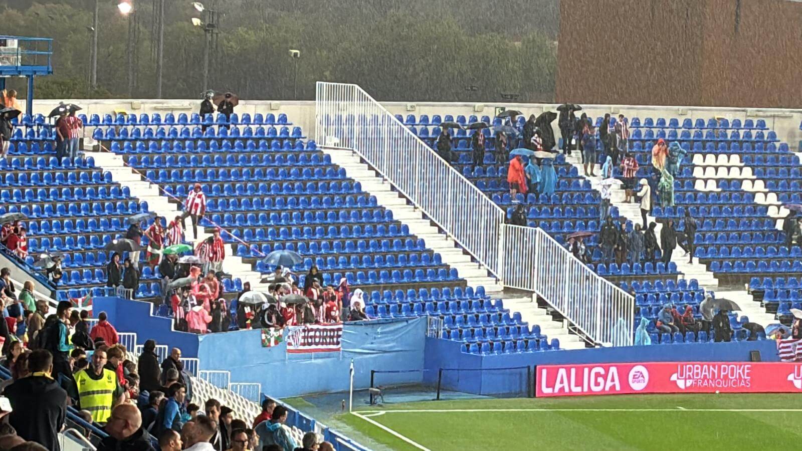 Los athleticzales aguantan el diluvio como pueden en Butarque (Foto: DMQ Bizkaia).