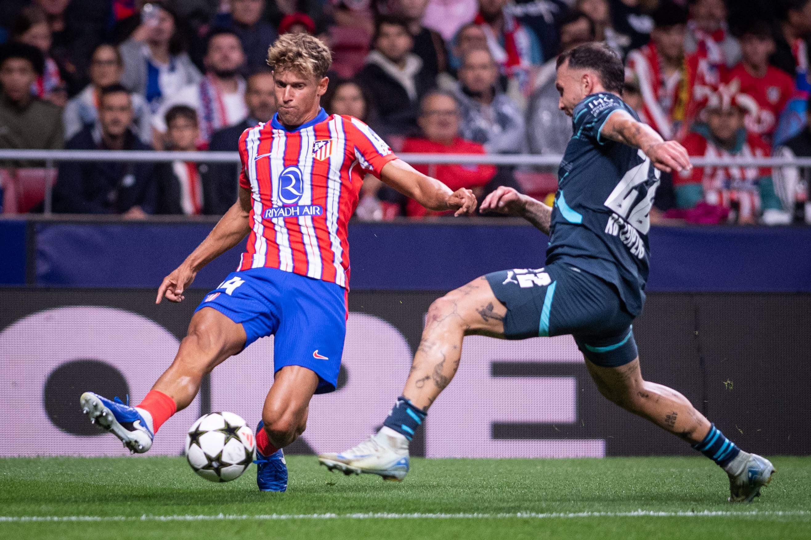 Marcos Llorente busca un pase en el Atlético-Leipzig (Foto: Cordon Press).