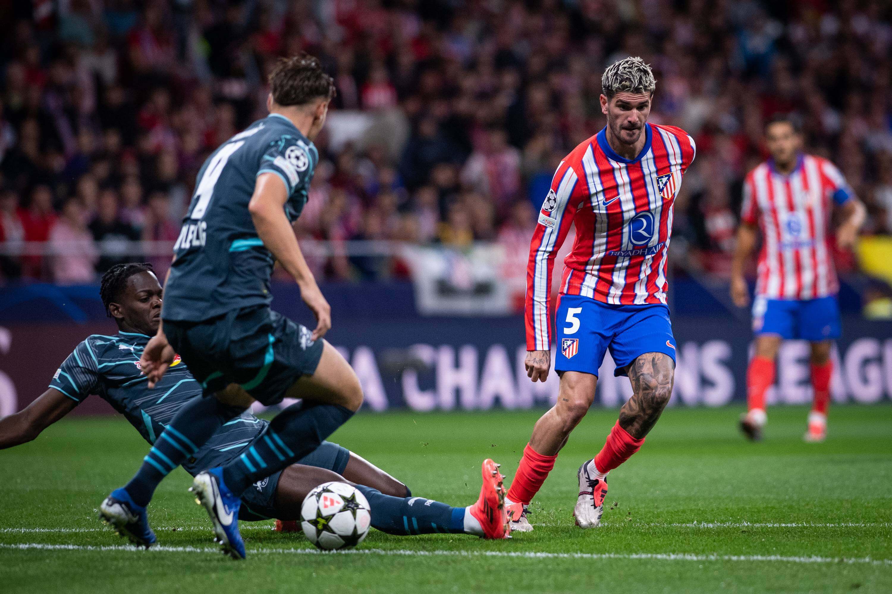 Rodrigo de Paul busca un pase en el Atlético-RB Leipzig (Foto: Cordon Press).