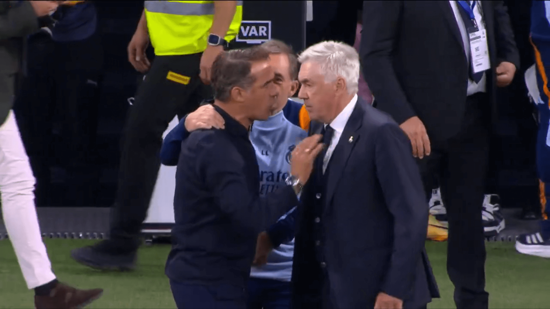 Cara a cara entre García Plaza y Ancelotti tras el final del Real Madrid-Alavés.