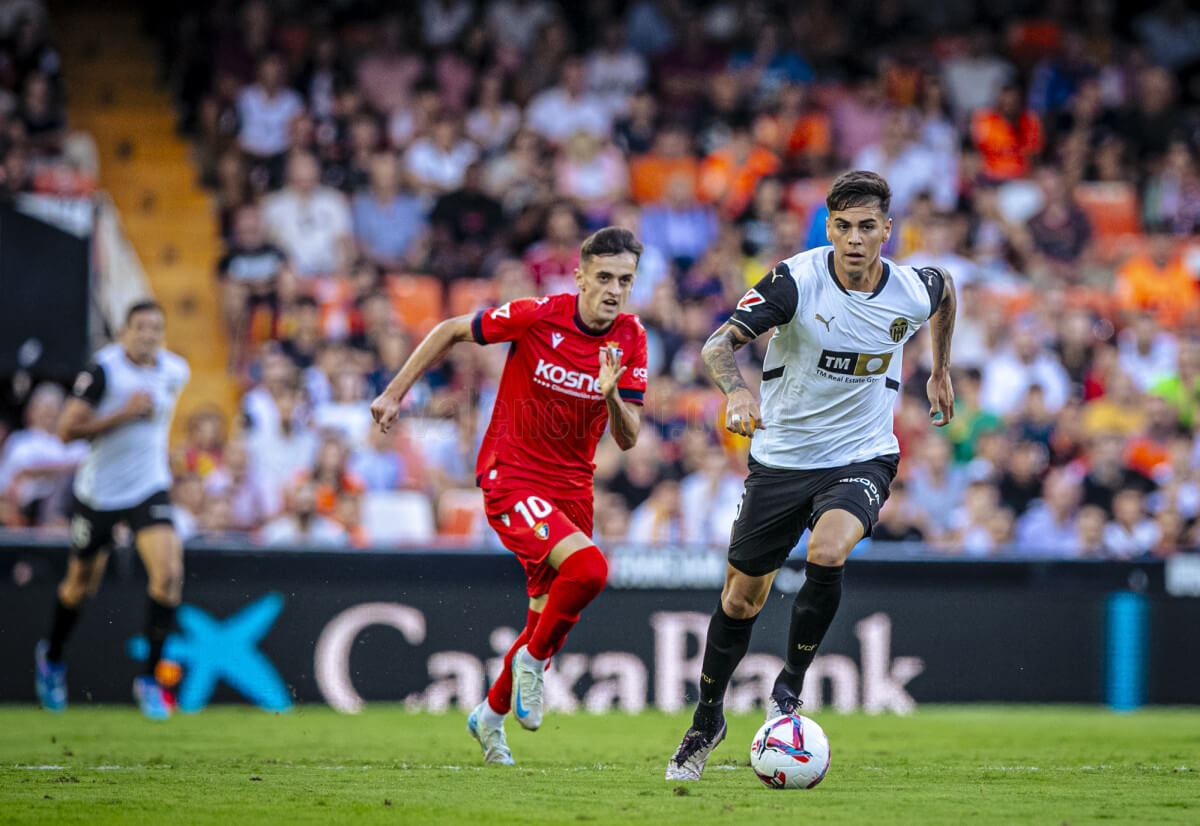 Enzo Barrenechea, ante el CA Osasuna (Foto: Valencia CF).