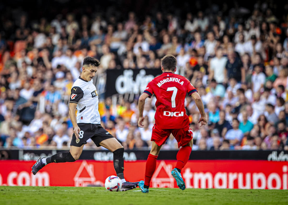 Pepelu, ante el CA Osasuna (Foto: Valencia CF).