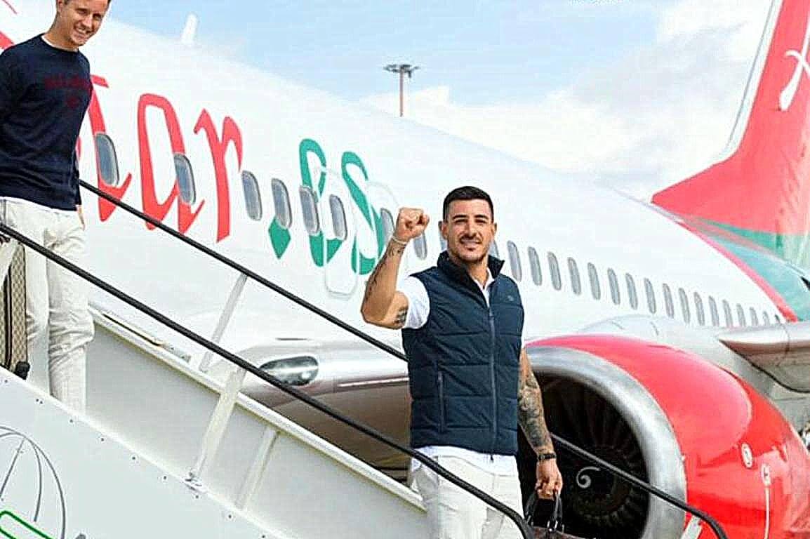 Yuri Berchiche y Ander Herrera bajan del avión en Roma (Foto: Athletic Club).