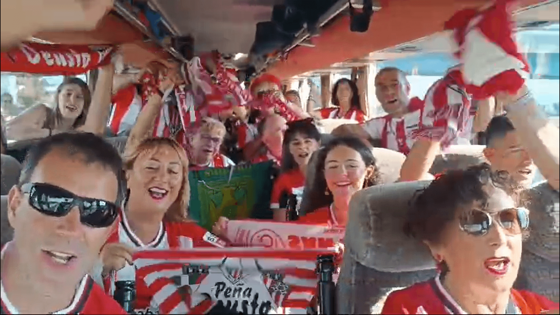 La Peña Deusto del Athletic llegando en autobús a Roma.