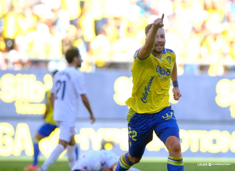 Ontiveros celebra su gol al Eldense (Foto: LaLiga).