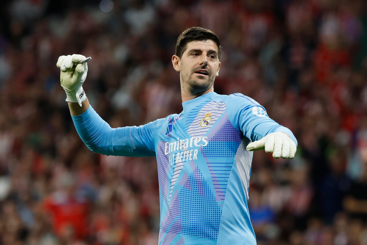 Thibaut Courtois recoge un mechero en el derbi Atlético - Real Madrid (Foto: EFE).