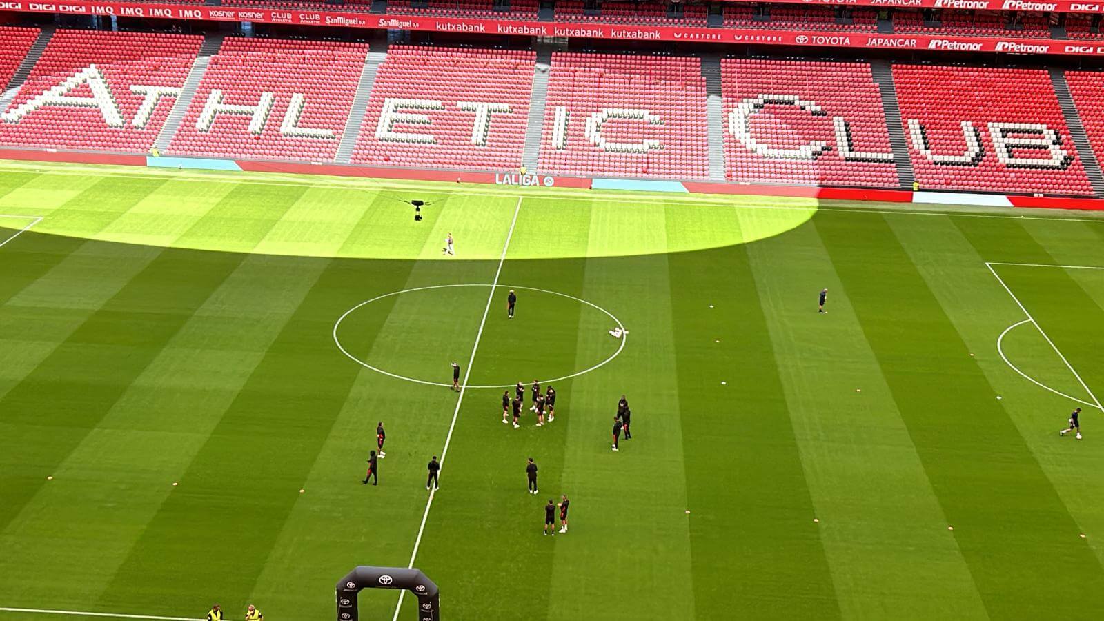 Los jugadores del Sevilla FC, en el césped de San Mamés (Foto: El Desmarque).