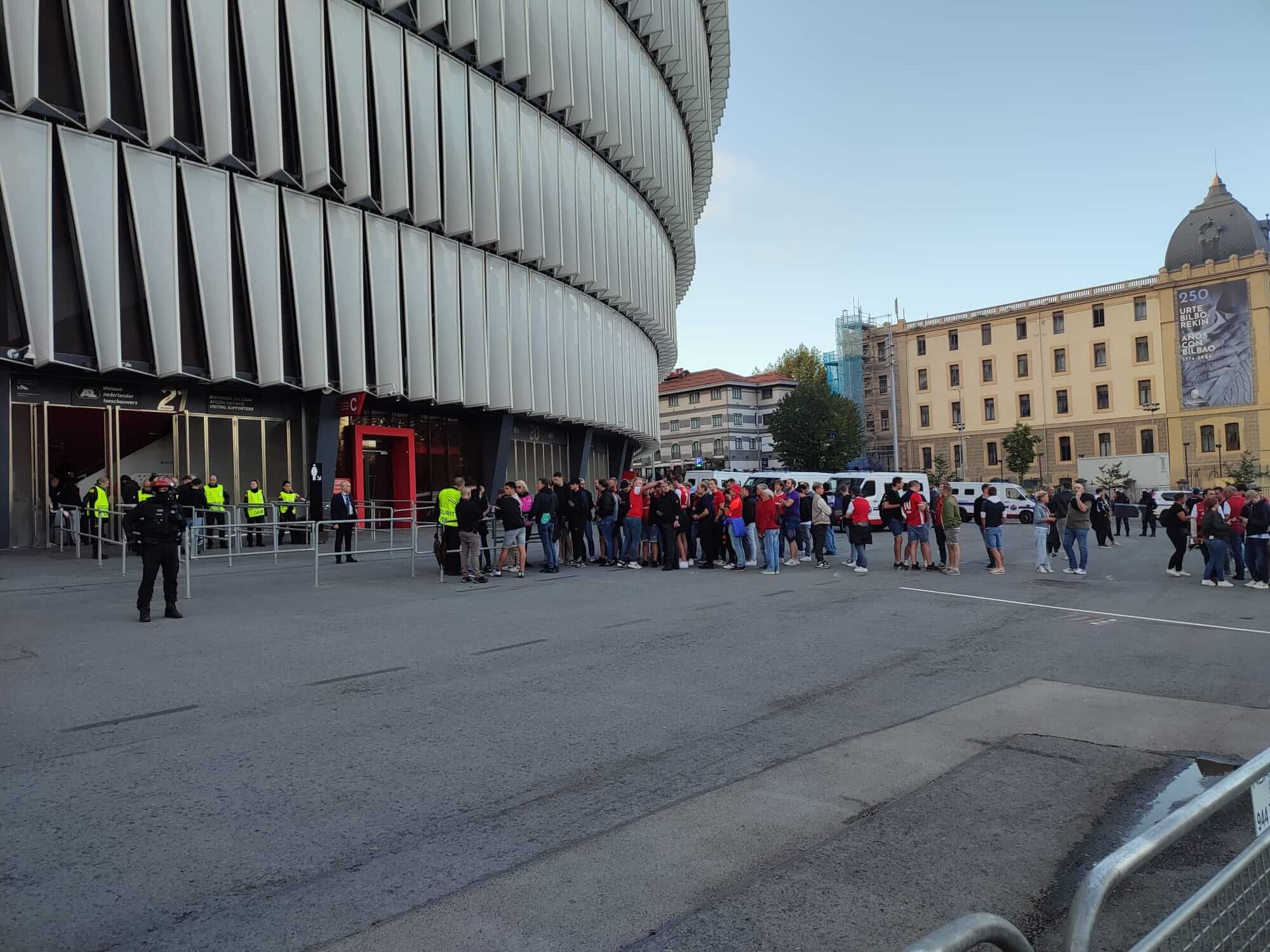 Los ultras de la AZ llegan a San Mamés conducidos por la Ertzaintza.