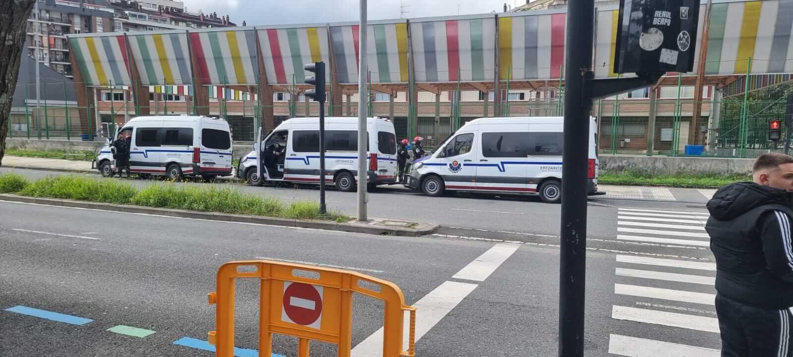 Medias de seguridad policiales en torno al Reale Arena (Foto: El Desmarque).