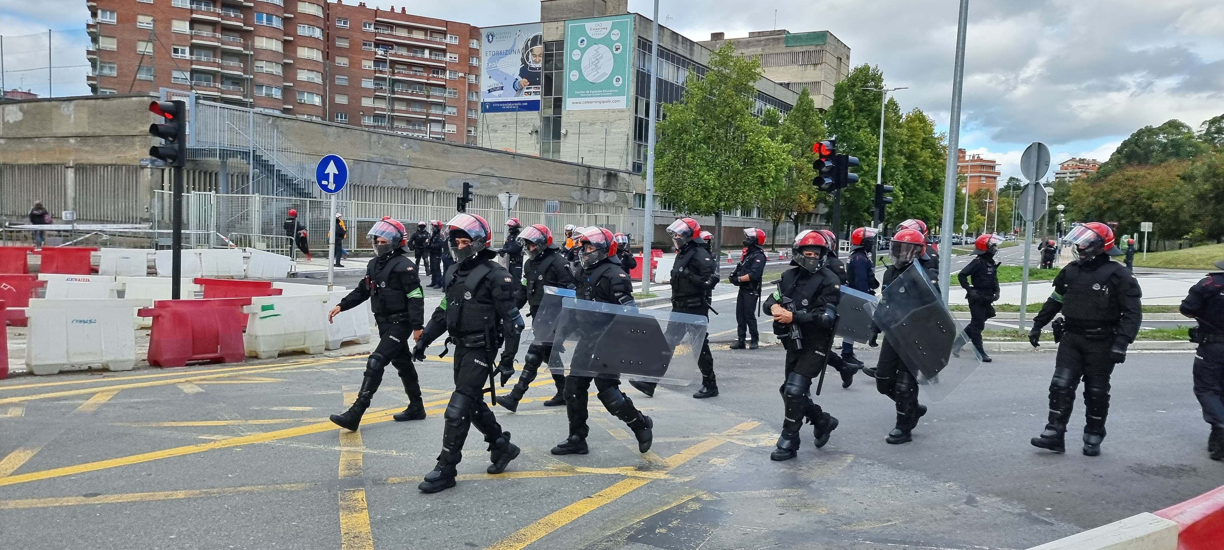 Fuerte despliegue de la Brigada Móvil de la Ertzaintza ante Anoeta por los ultras del Anderlecht.