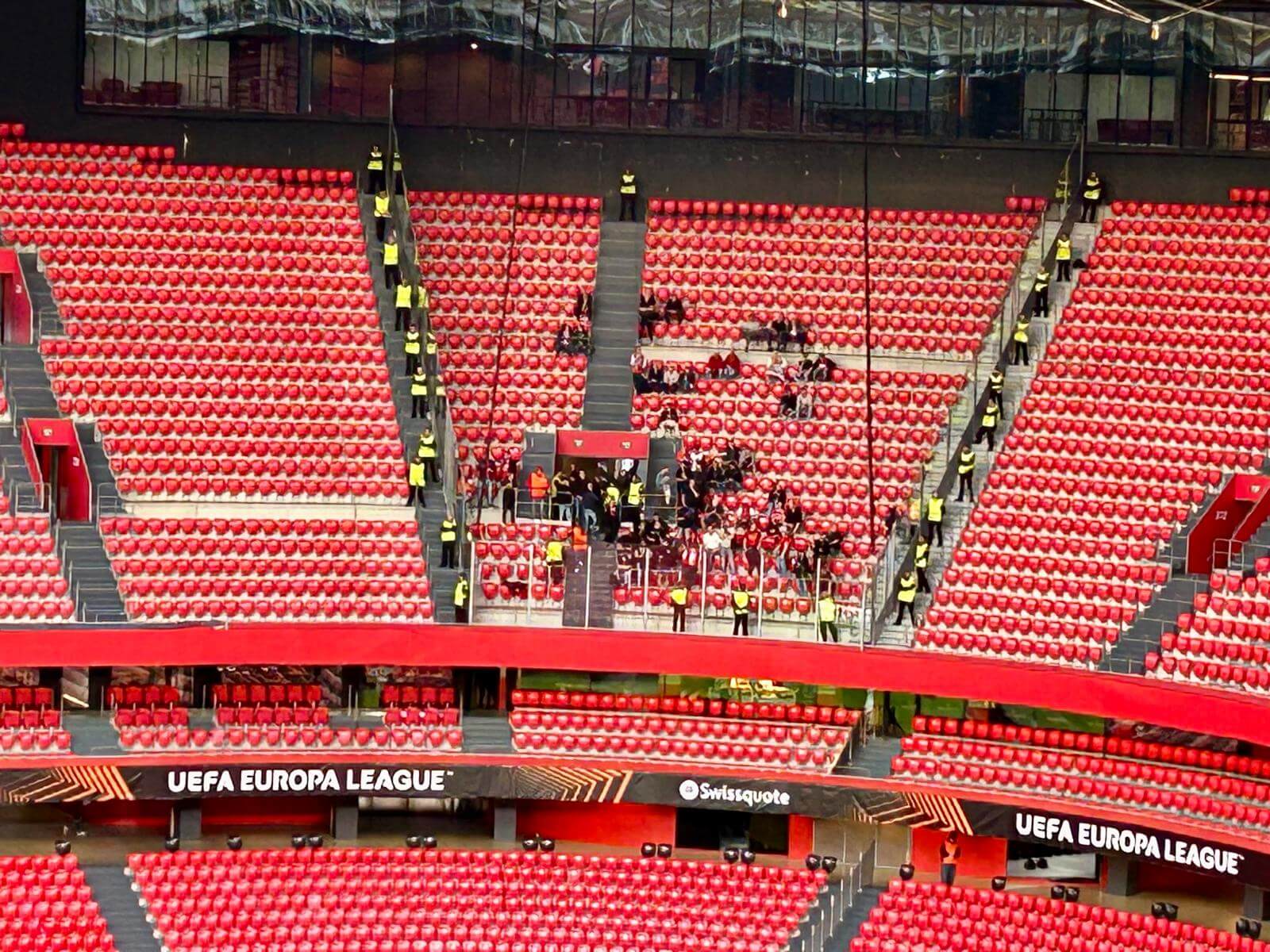 Aficionados del AZ Alkmaar ya están alojados en la Grada Visitante de la Catedral.