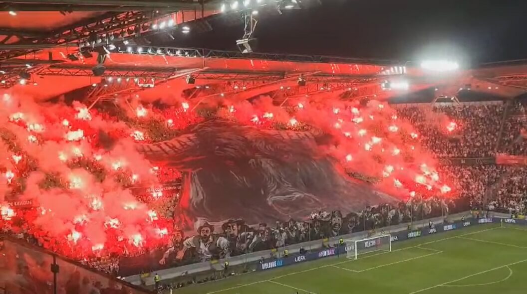 El tifo de los ultras del Legia antes del partido ante el Betis.