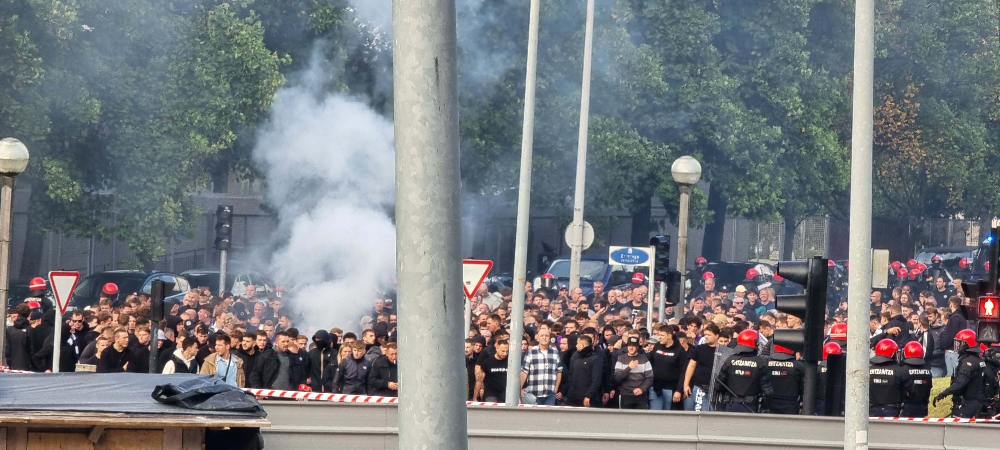 Los ultras del Anderlecht son escoltados al Reale Arena (Foto: El Desmarque).