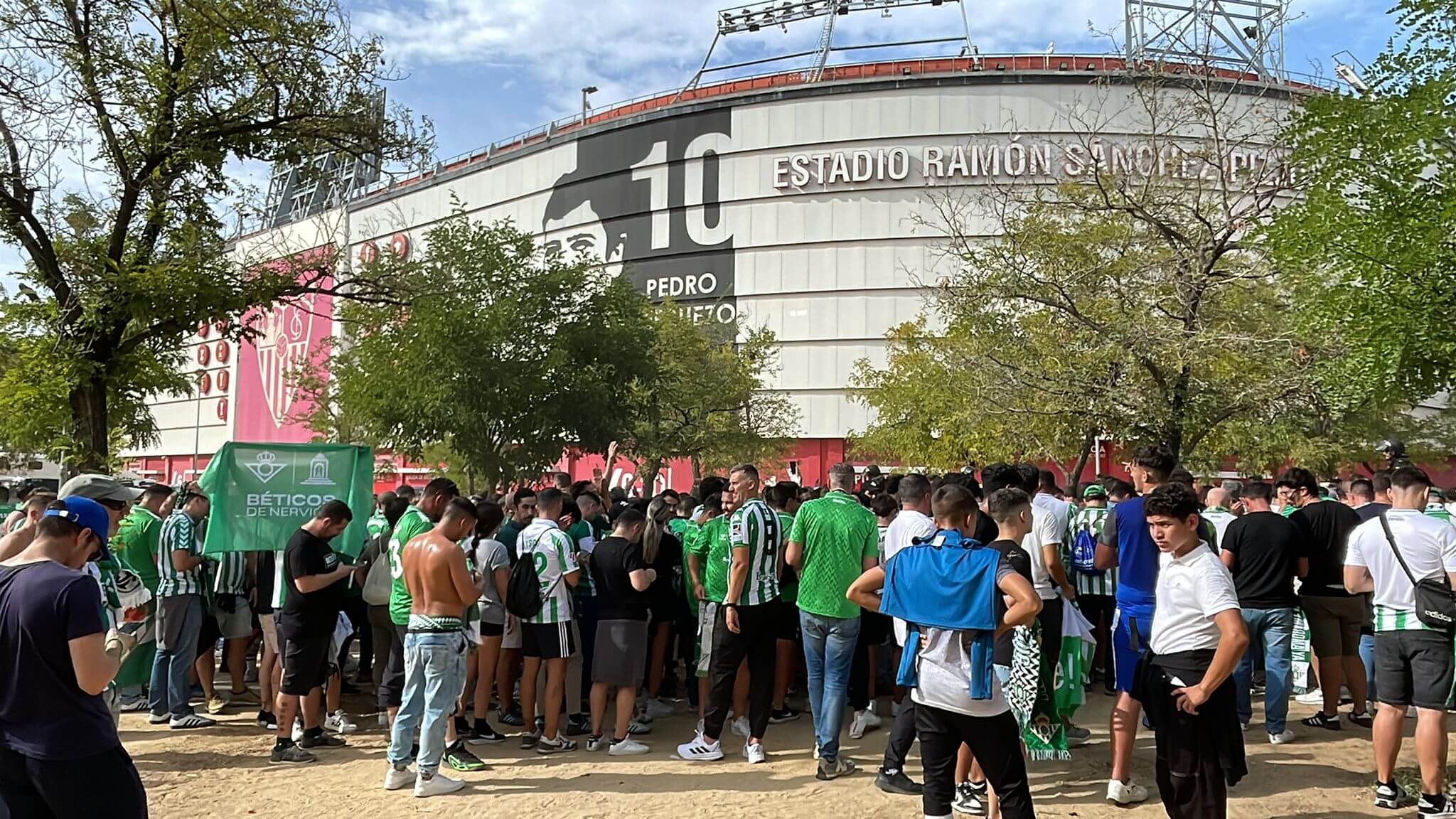 Los aficionados del Betis en el Sánchez-Pizjuán (Foto: Kiko Hurtado).