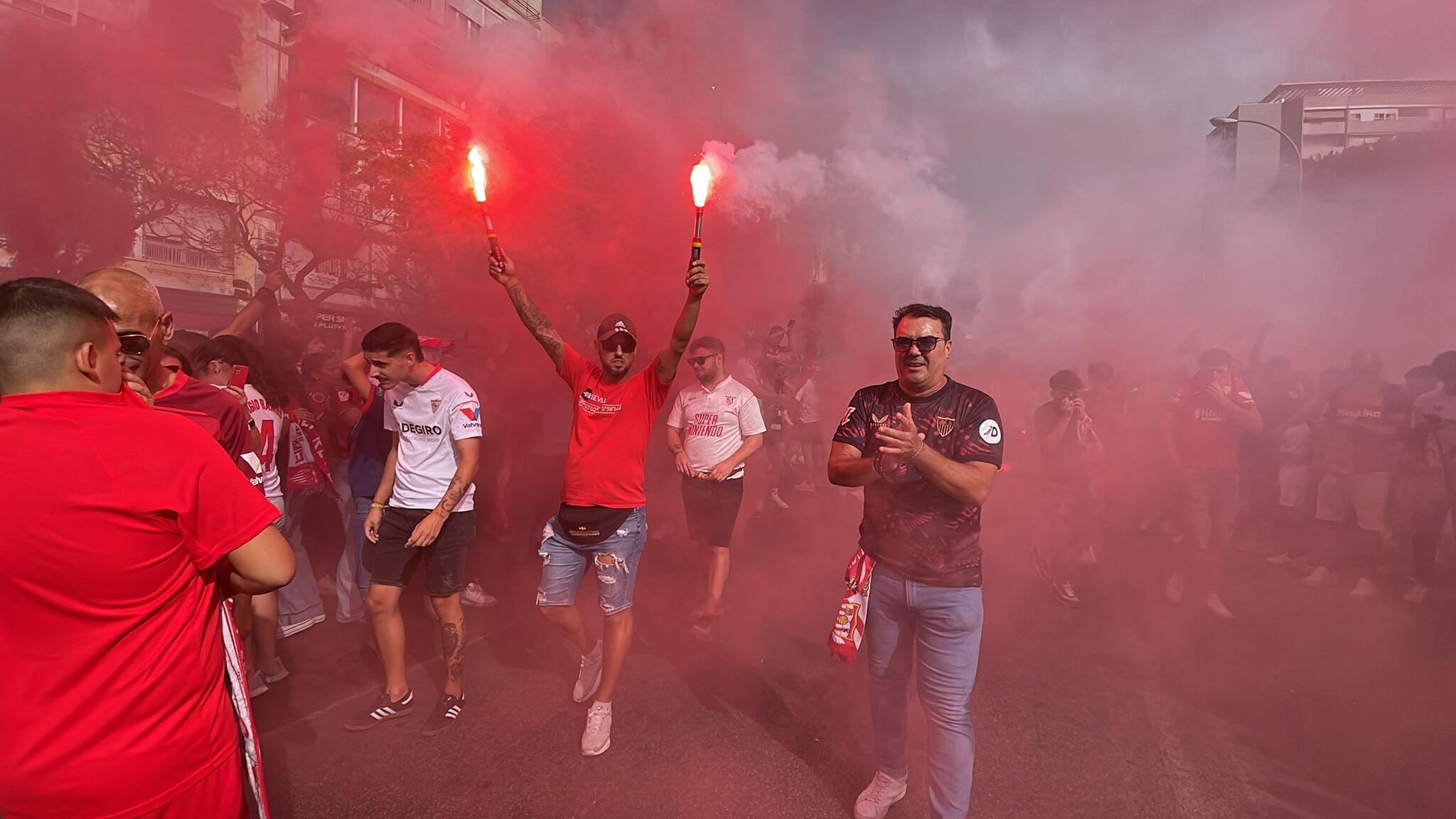 Aficionados del Sevilla en la previa del derbi (Foto: Kiko Hurtado). 