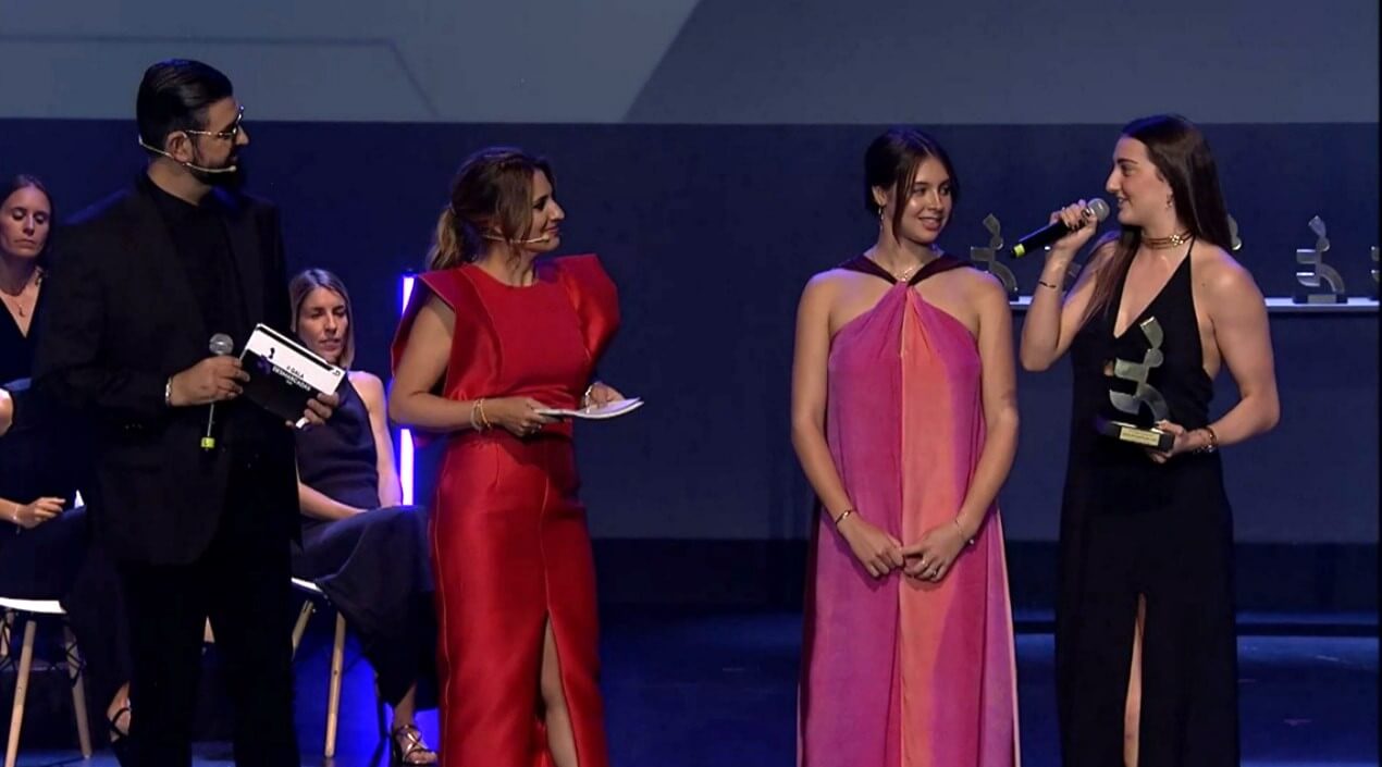 Marina García Polo y Alisa Ozhogina recogen el premio al waterpolo.