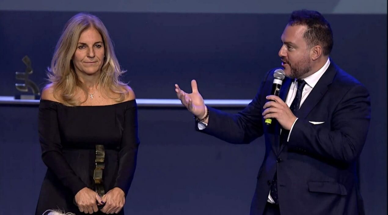 Fede Quintero entrega el premio a Arantxa Sánchez Vicario.