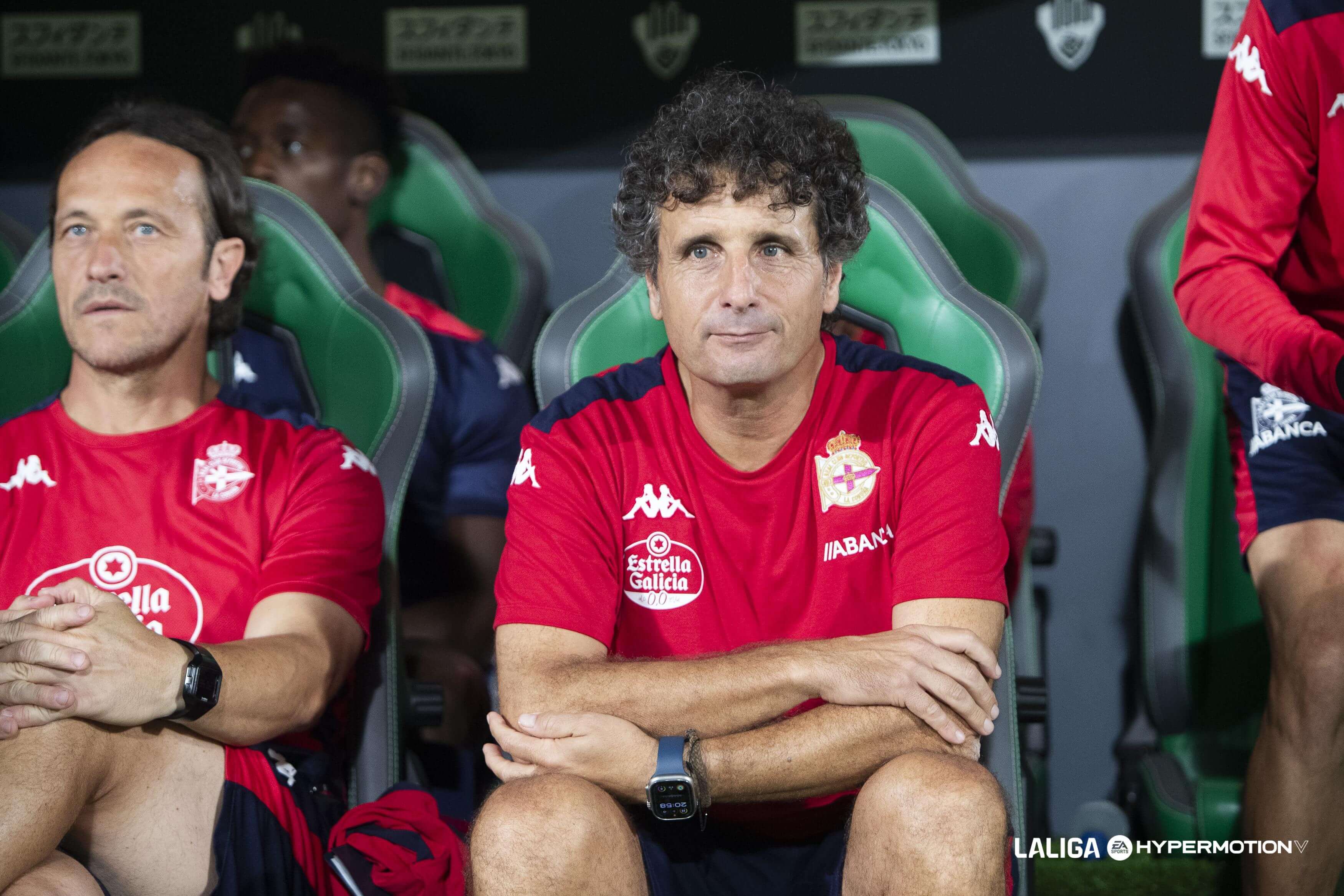 Idiakez en el banquillo del Martínez Valero antes del Elche - Dépor (Foto: LALIGA).