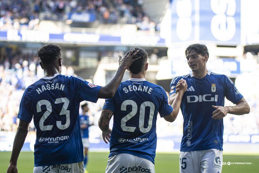 Seoane, tras su gol al Almería en el Carlos Tartiere (Foto: LaLiga).