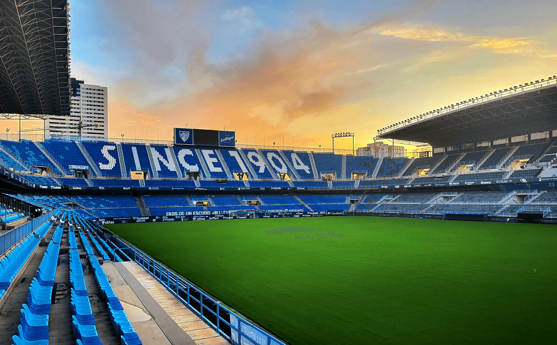 La Rosaleda, tras el cambio de césped, está lista. (MCF)