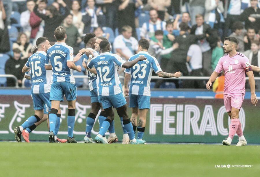 Los jugadores del Dépor celebran el gol de Bouldini al Eldense (Foto: LaLiga).