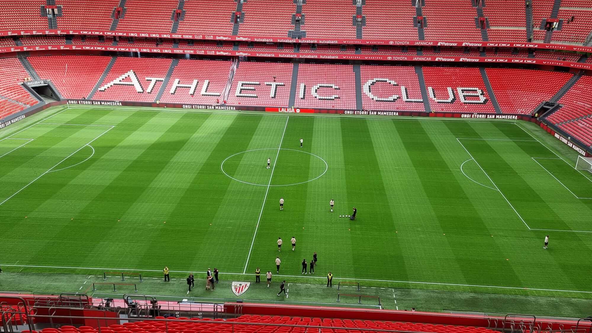 Los pericos pasean por el césped de San Mamés antes del Athletic-Espanyol (Foto: ElDesmarque).