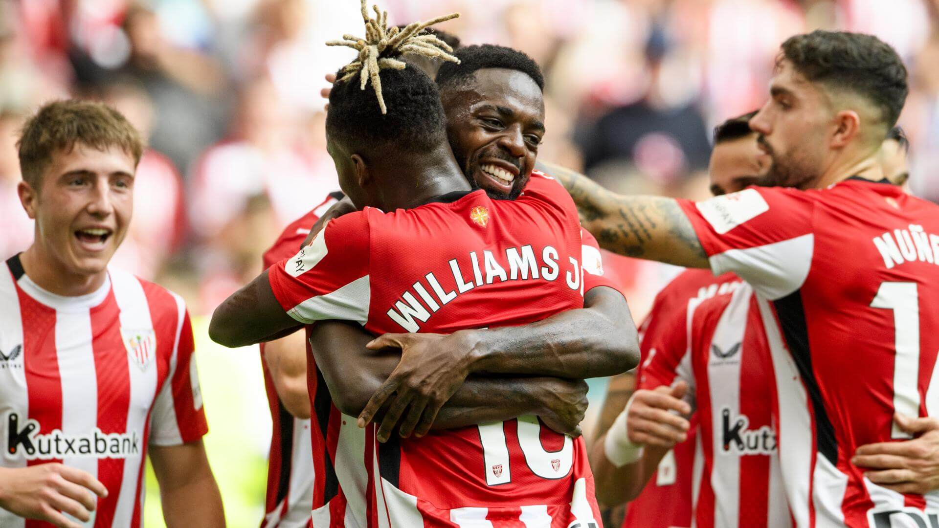 Abrazo de los hermanos Williams ante el Espanyol en San Mamés (Foto: Athletic Club).