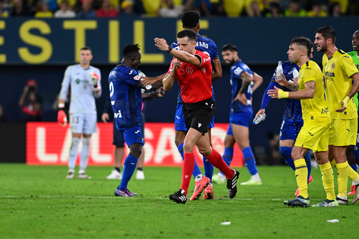 García Verdura señala penalti en el Villarreal-Getafe (Foto: LALIGA).