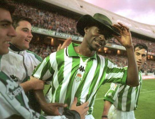 Finidi celebra un gol con el Betis.