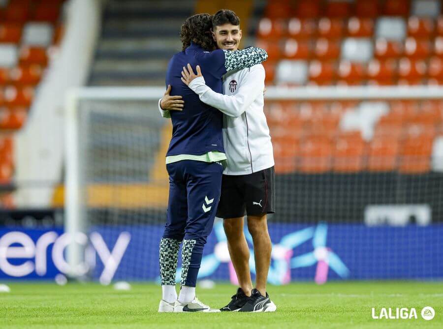 André Almedia se abraza con un rival de Las Palmas