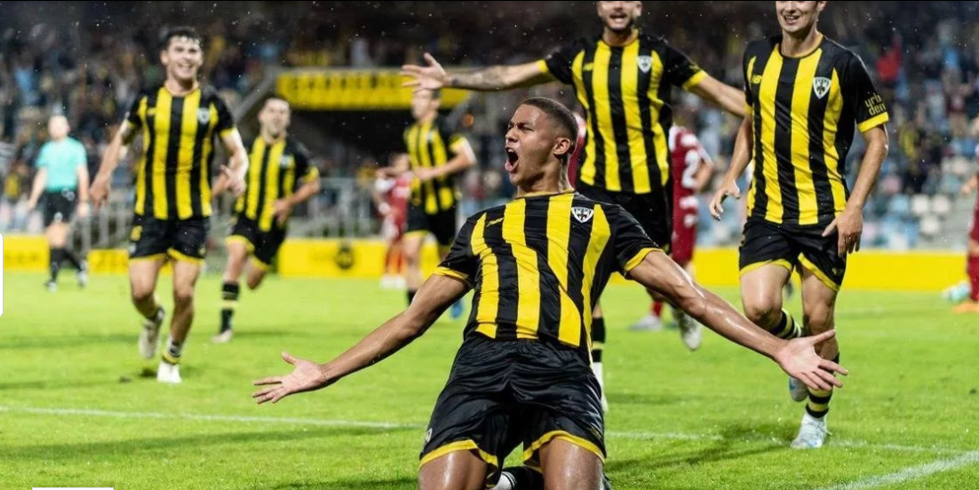 El delantero Maroan Sannadi celebra un gol con el Barakaldo CF.