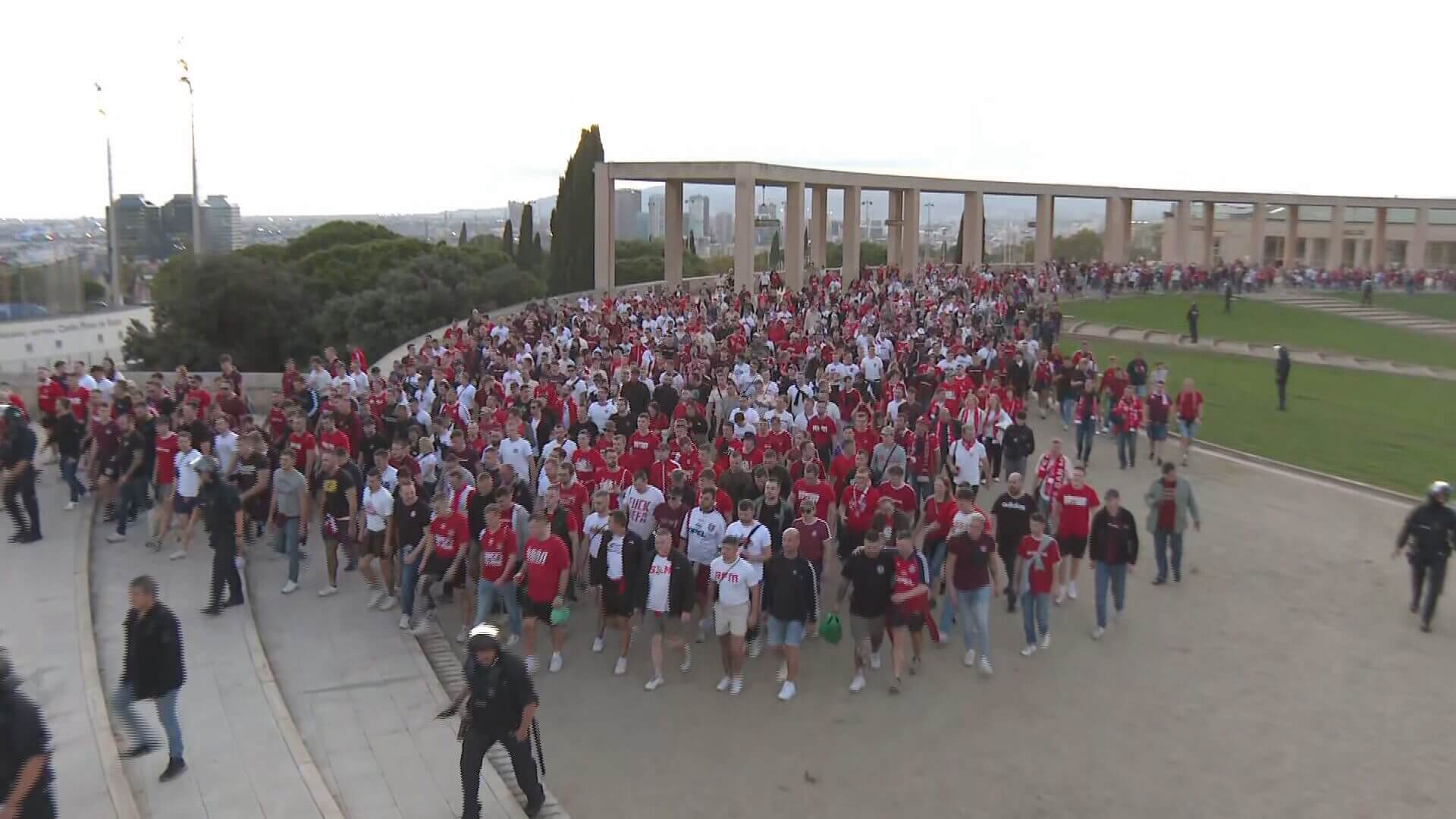 Así llegó la afición del Bayern al estadio Olímpico de Montjuic.