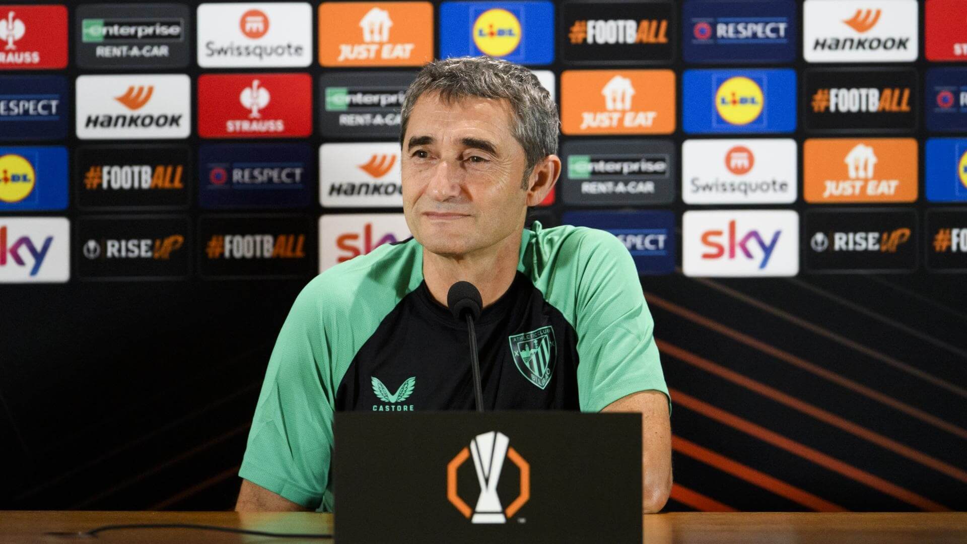 El técnico Ernesto Valverde atiende a la prensa en San Mamés (Foto: Athletic Club).