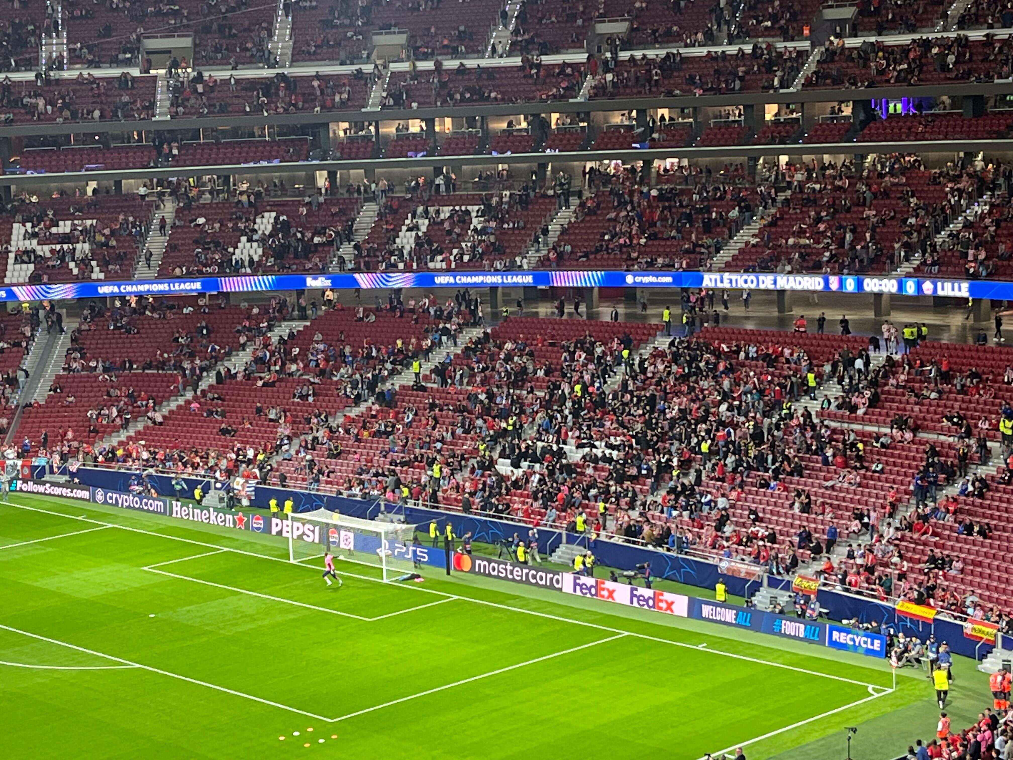 El Frente Atlético comienza a entrar al Metropolitano (ElDesmarque)