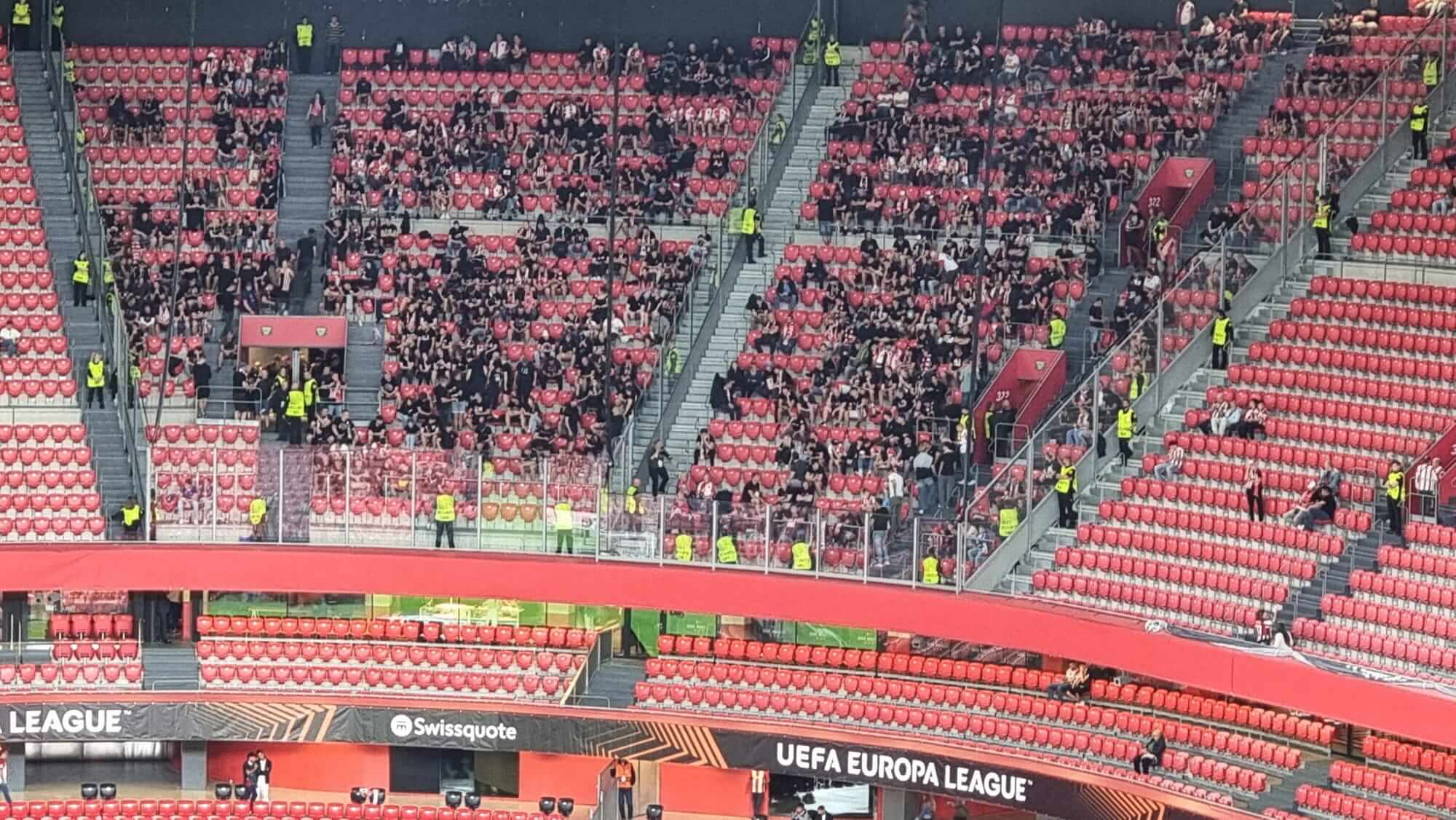 Los aficionados del Slavia de Praga en la grada de San Mamés (Foto: El Desmarque).