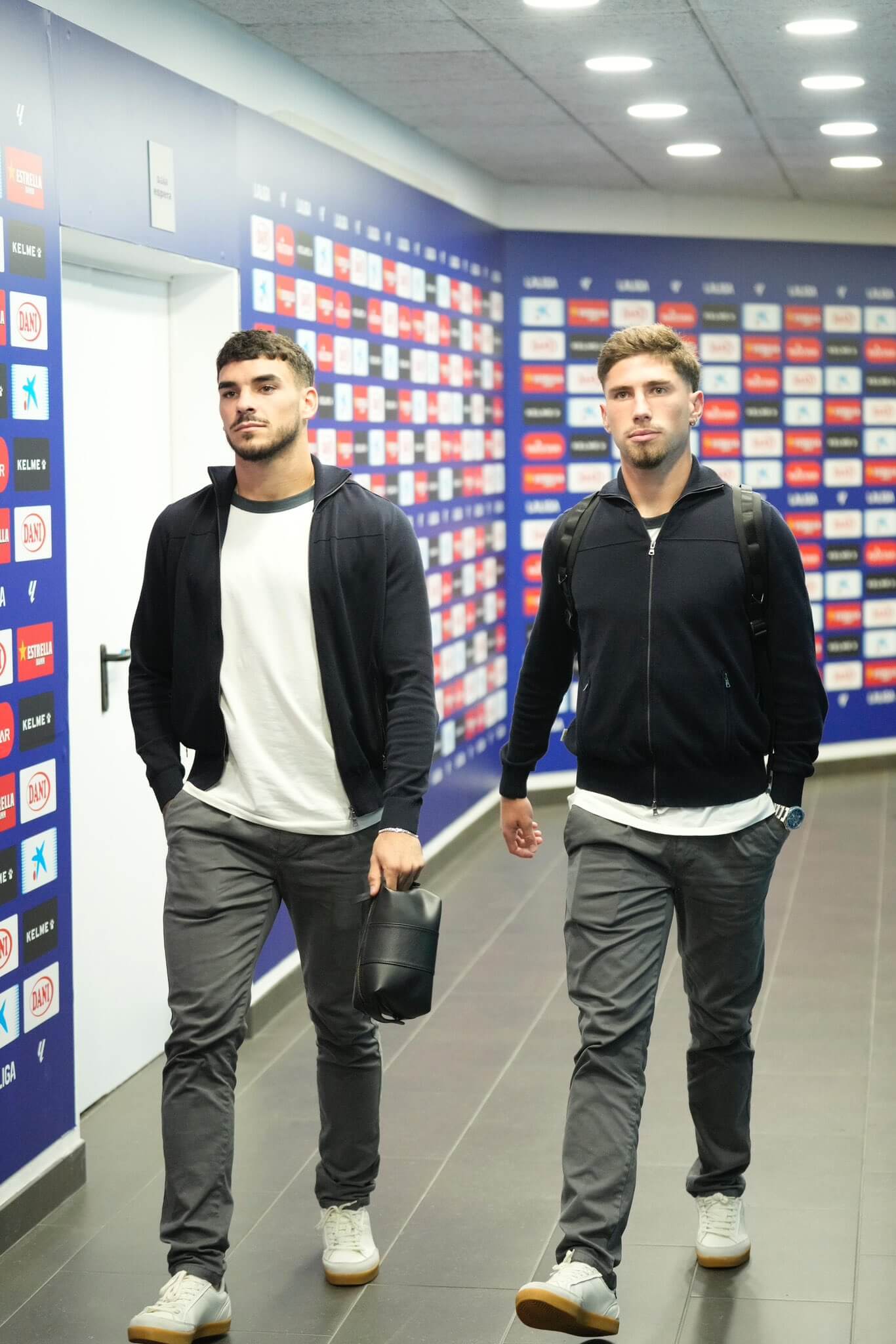 Isaac Romero y José Ángel Carmona, en su llegada al RCDE Stadium (Foto: SFC). 