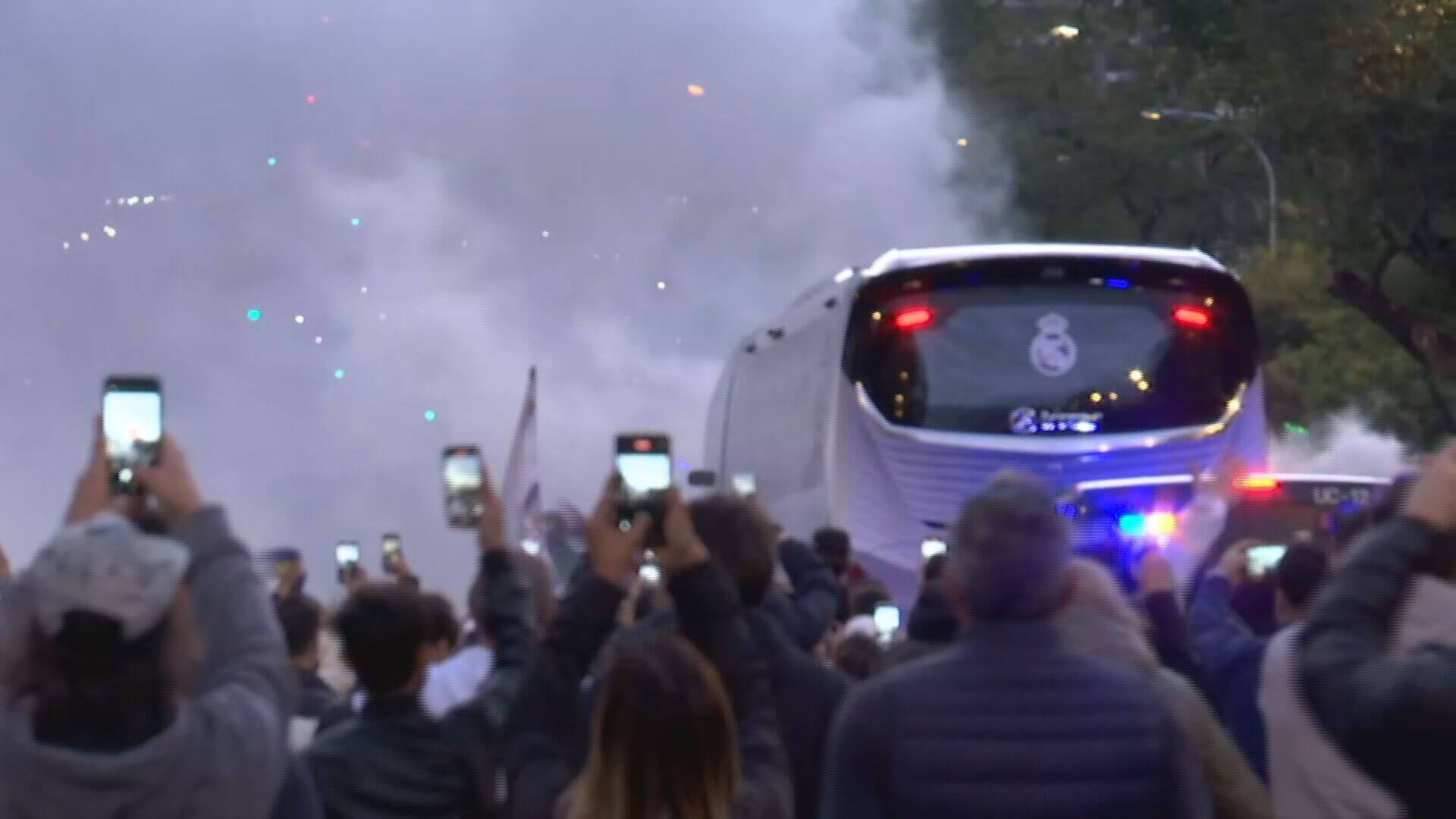 La gran llegada del Real Madrid al Santiago Bernabéu para El Clásico 