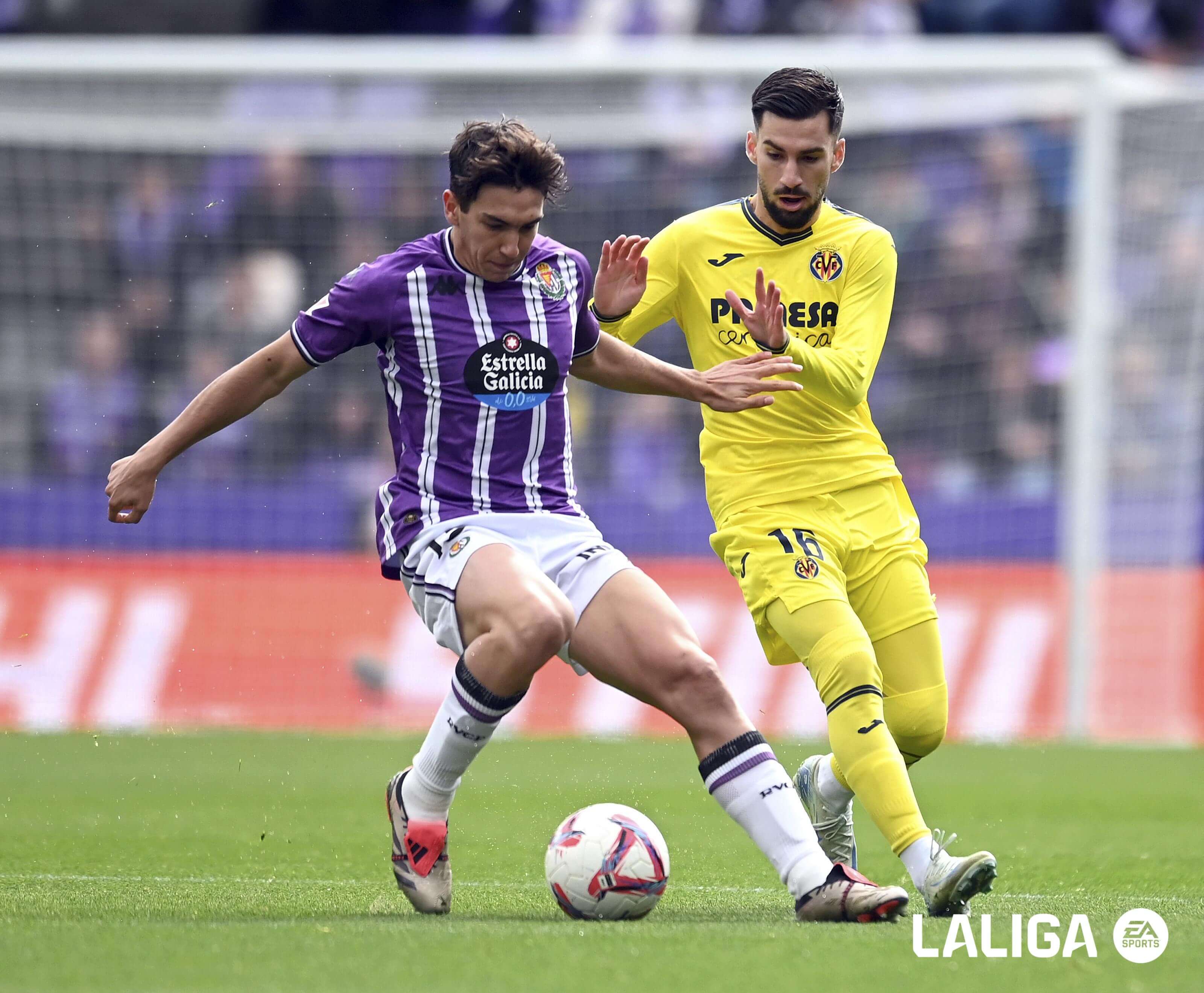 Mario Martín ante Alex Baena en el Real Valladolid - Villarreal (Foto: LALIGA).